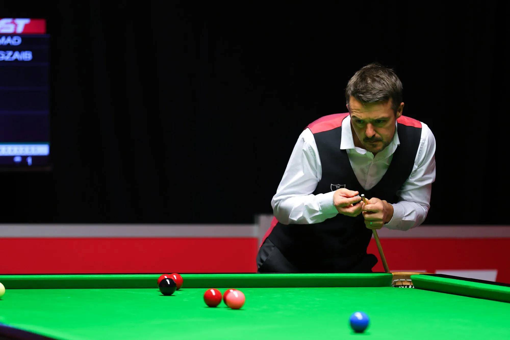 面对两名防 面对两名防